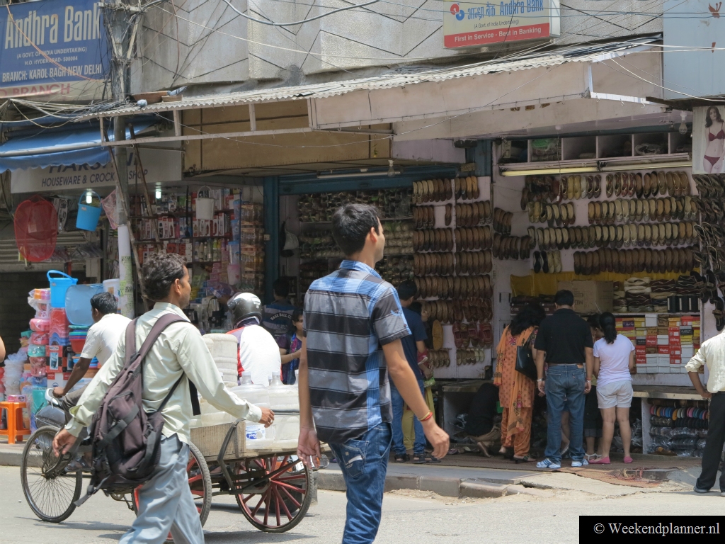 In Karol Bagh zijn veel kledingwinkels en schoenenwinkels. In de schoenenwinkels kun je goedkope slippers kopen. Op maandag zijn de meeste winkels in Karol Bagh gesloten. Op zondag zijn ze overigens wel open.